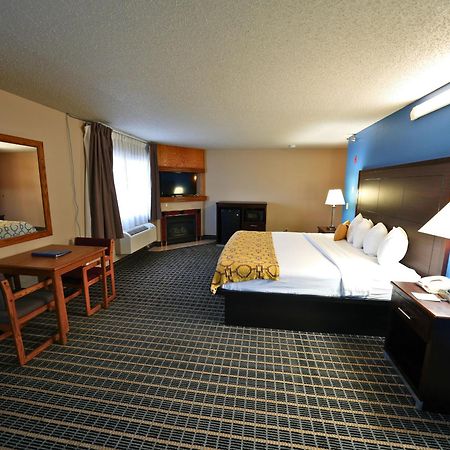 Baymont By Wyndham Marshalltown Exterior photo