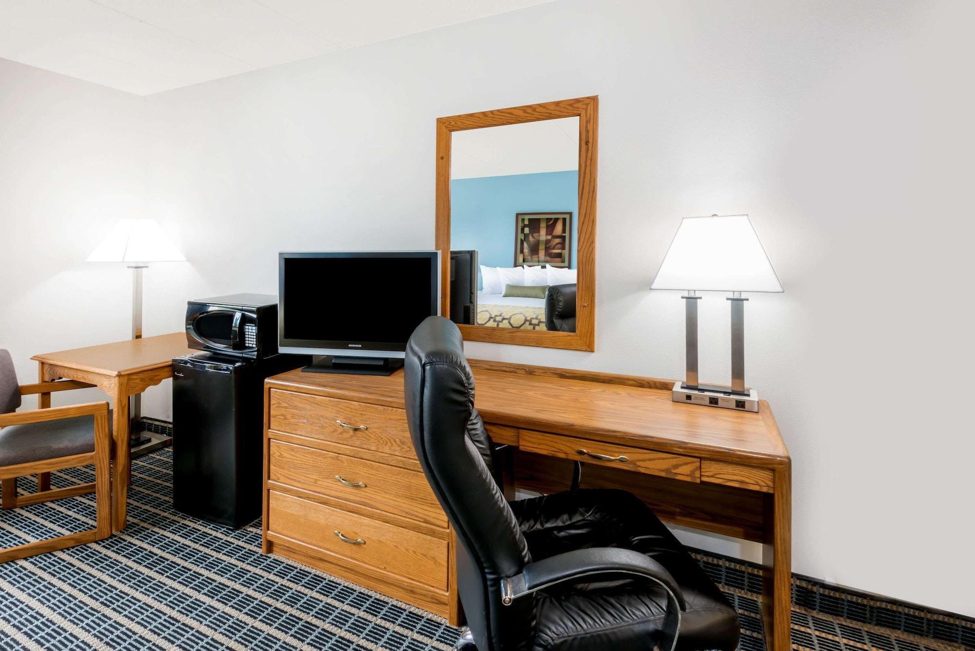 Baymont By Wyndham Marshalltown Exterior photo