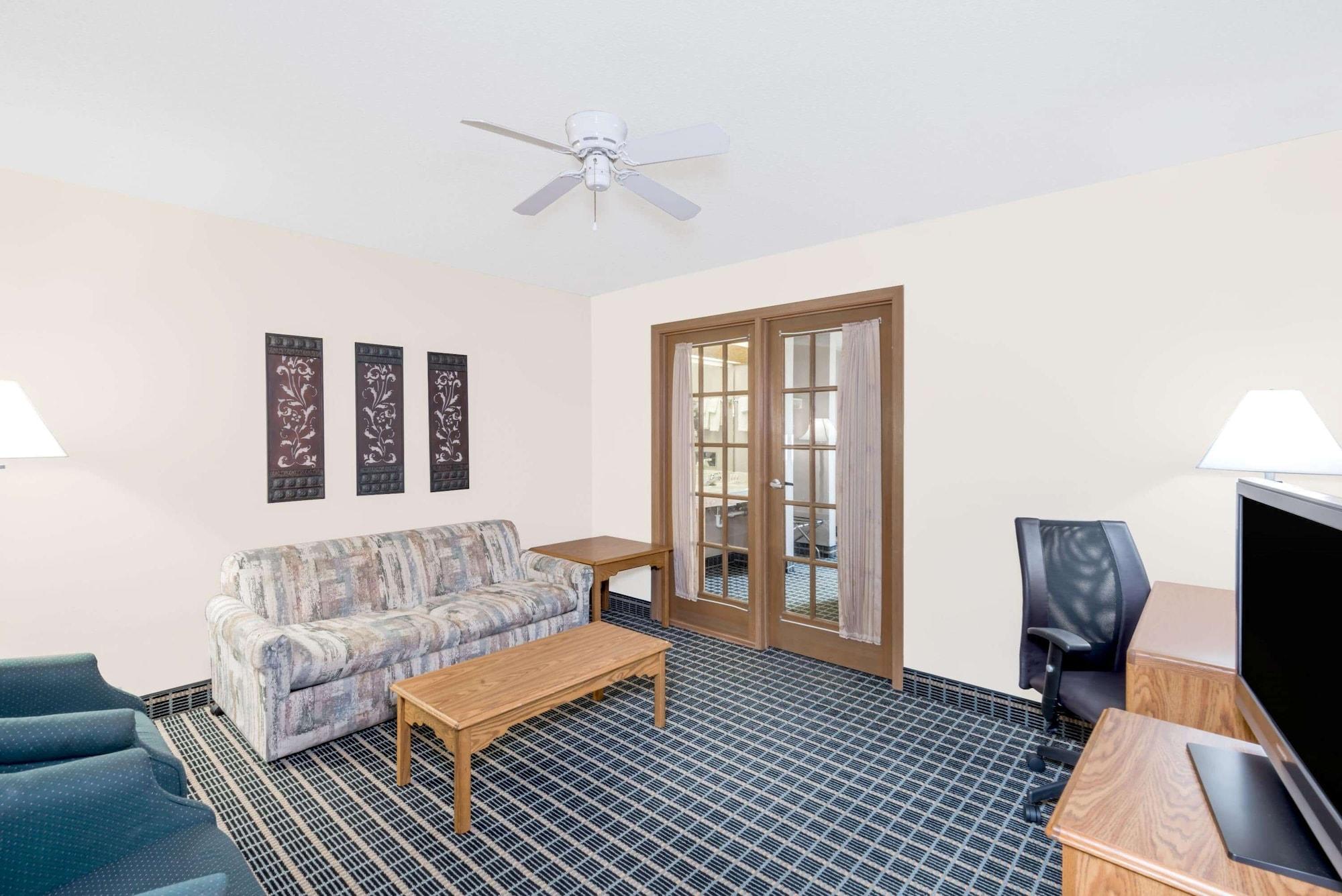 Baymont By Wyndham Marshalltown Exterior photo