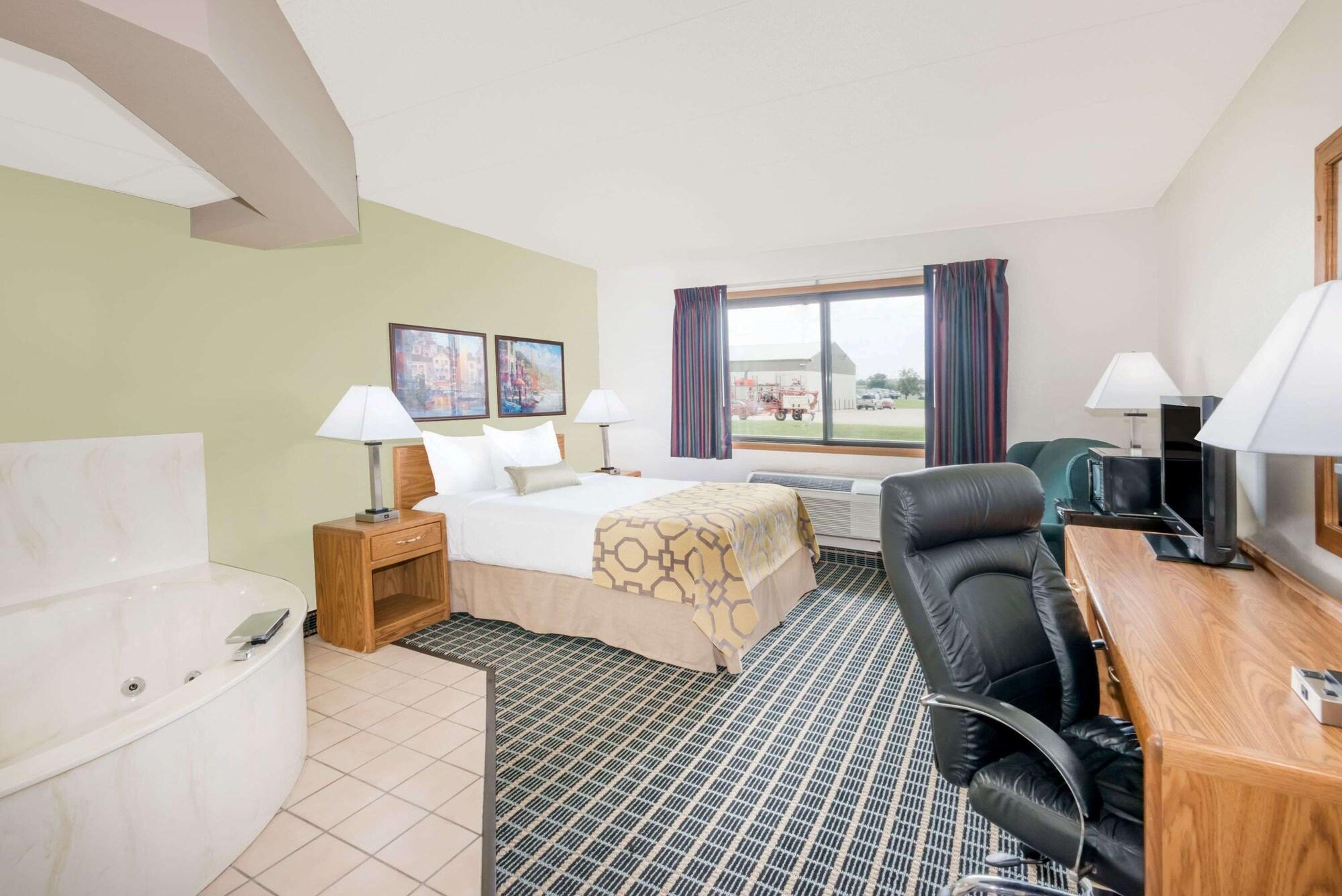 Baymont By Wyndham Marshalltown Exterior photo