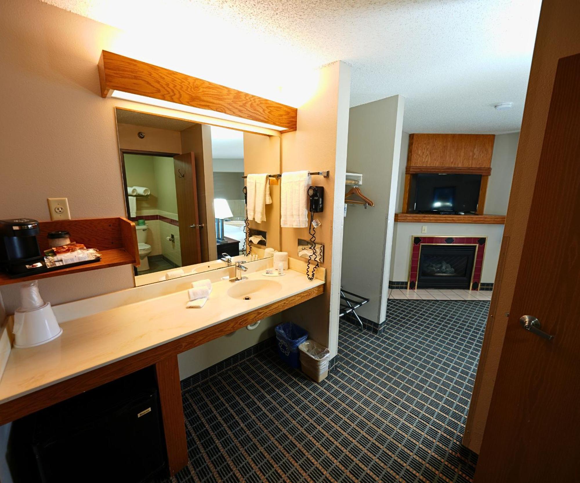 Baymont By Wyndham Marshalltown Exterior photo