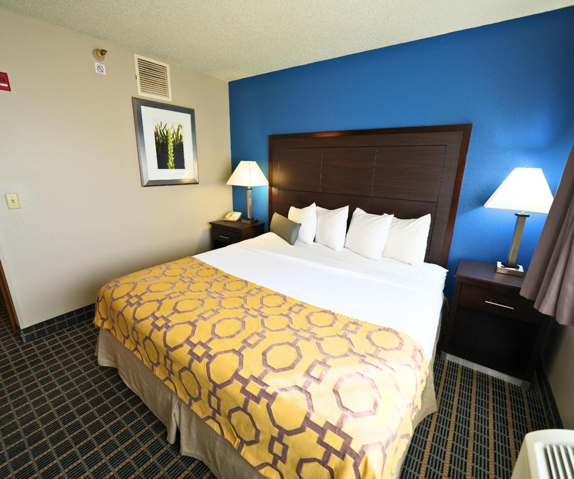 Baymont By Wyndham Marshalltown Exterior photo